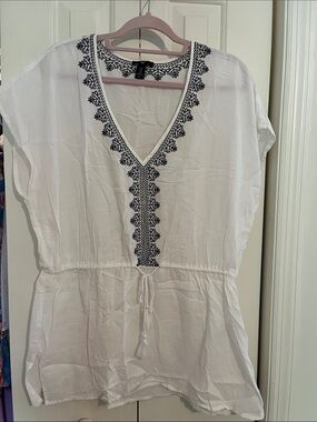 GAP 💯 cotton white cover up with navy blue embroidery!